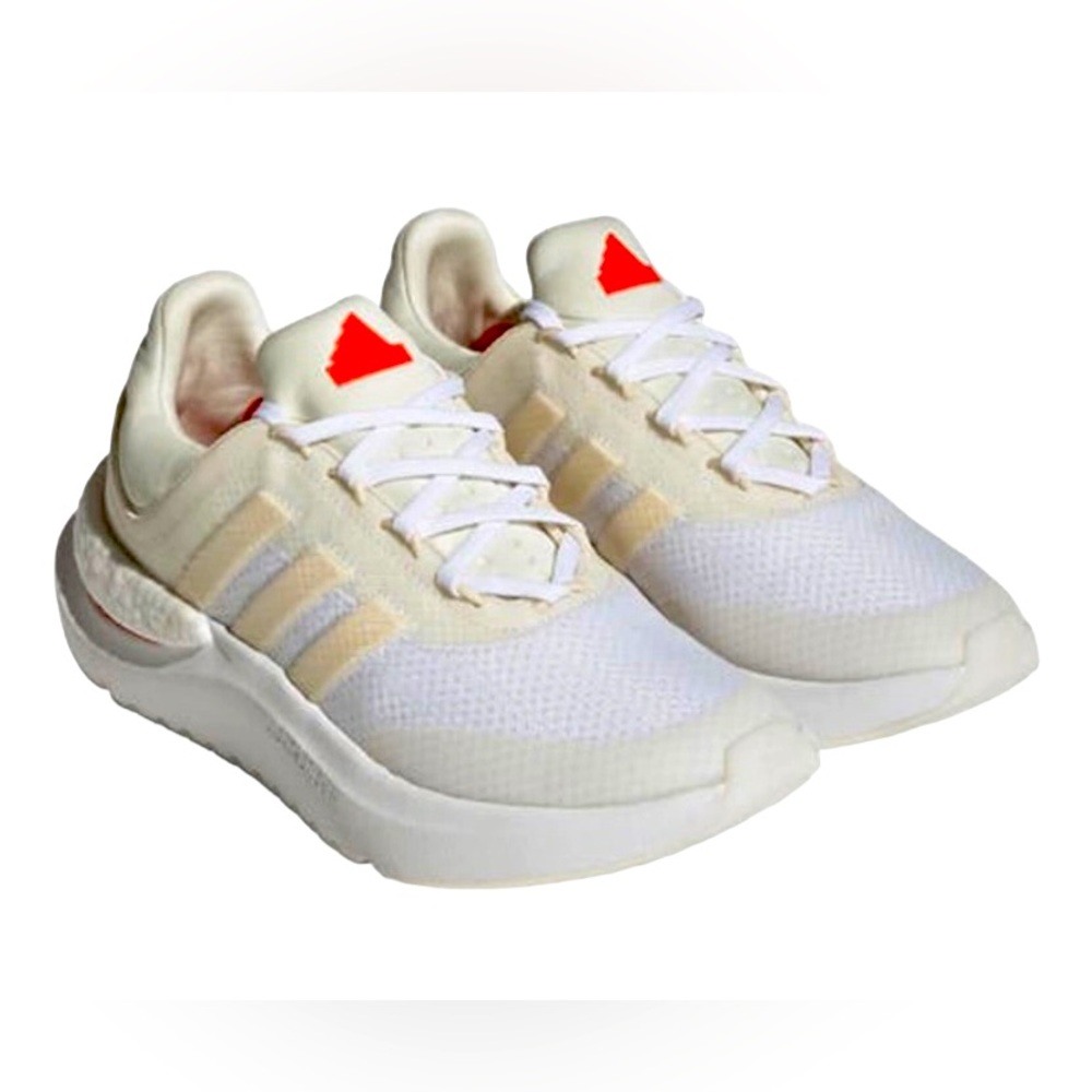 ZNSARA BOOST RUNNING SHOE IN OFF WHITE/ WONDER WHITE/ RED Women Size 9 NWT
